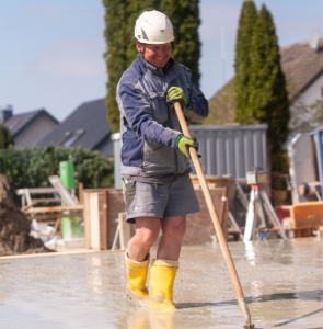 Baurbeiter beim Betonieren einer Sohlplatte